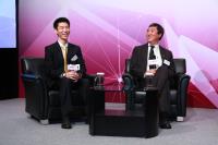香港中文大學校長沈祖堯教授, SBS, JP（右）與得獎學生陳瓏（左）進行真情對話。